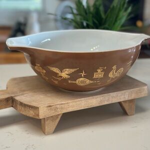 Vintage Pyrex 4 Quart Cinderella mixing bowl model 444